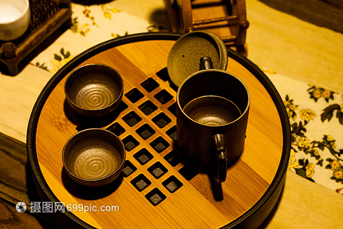 茶具與化妝品 傳統(tǒng)雅韻與現(xiàn)代時(shí)尚的交融